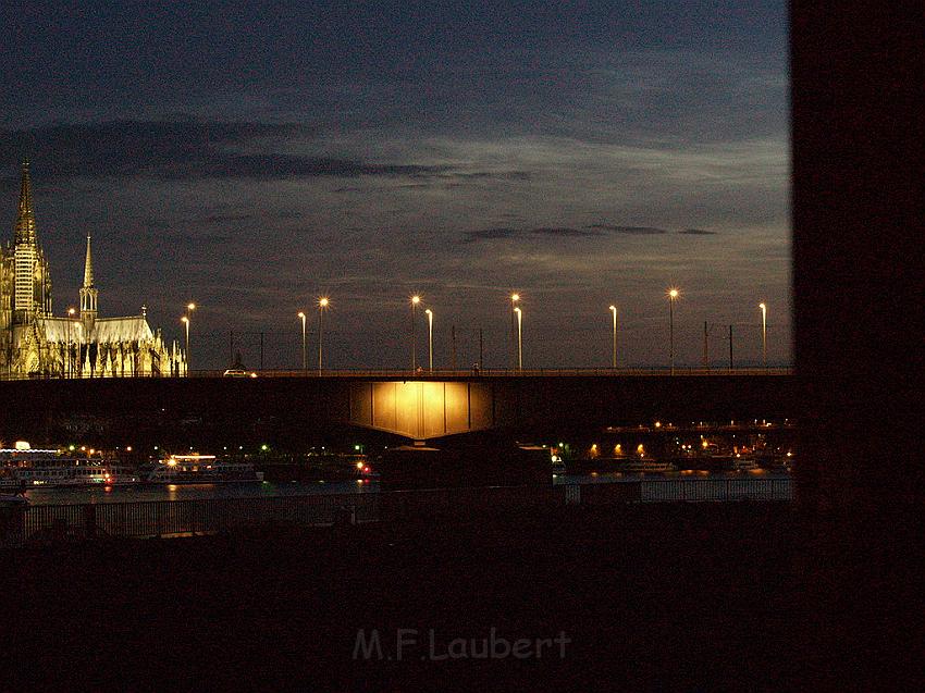 Lebensmueder mit Pistole Koeln Deutzer Bruecke P45.JPG